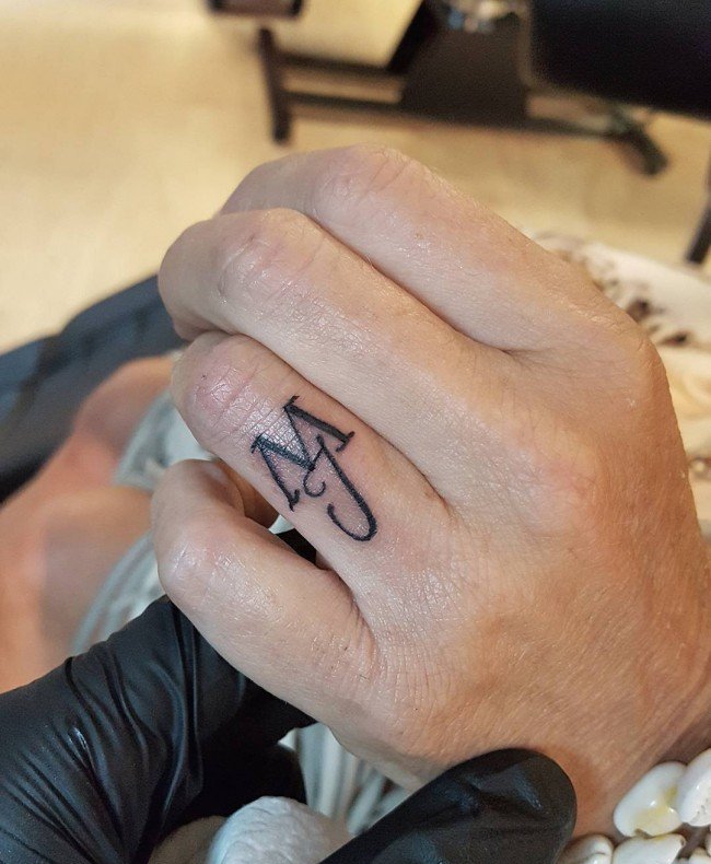 点击大图看下一张:多款漂亮的花体字纹身图案