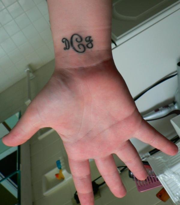 点击大图看下一张：多款漂亮的花体字纹身图案