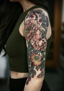 点击大图看下一张：女性左手大臂膀漂亮的花朵纹身图案