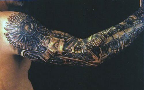 点击大图看下一张：让人感觉无比有力的男性生物机械花臂纹身图案