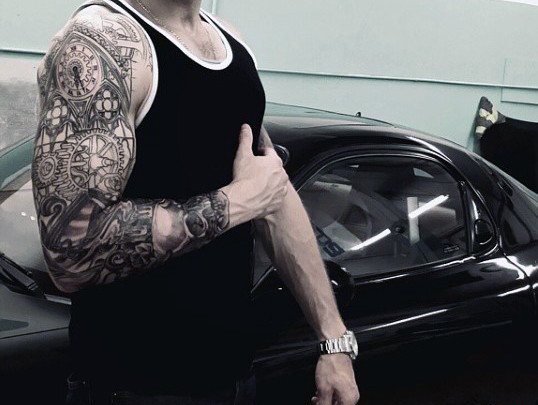 点击大图看下一张:让人感觉无比有力的男性生物机械花臂纹身图案