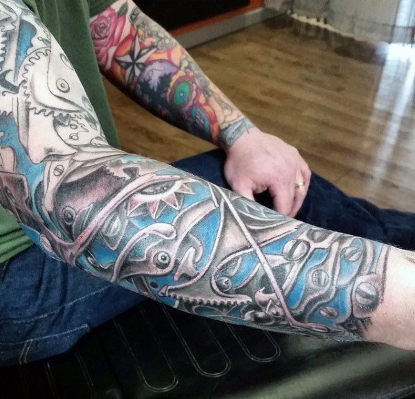 点击大图看下一张:让人感觉无比有力的男性生物机械花臂纹身图案