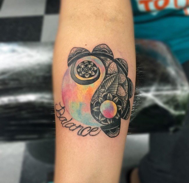 点击大图看下一张：手臂上多款式样精美的阴阳八卦纹身图案