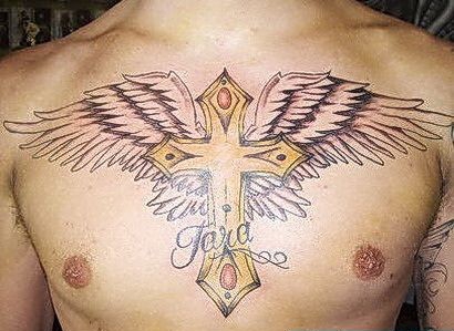 点击大图看下一张：胸前好看的彩色十字架和翅膀纹身图
