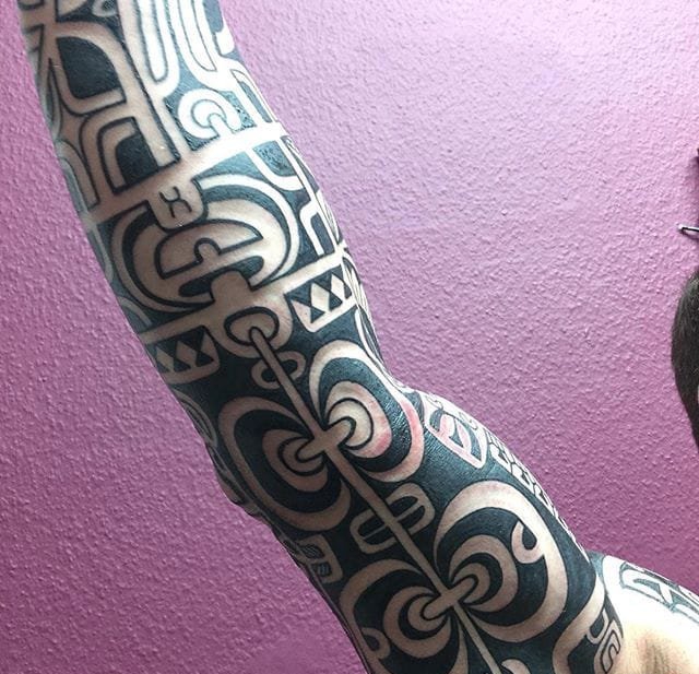点击大图看下一张：强大的波利尼西亚元素纹身袖子几何纹身图案