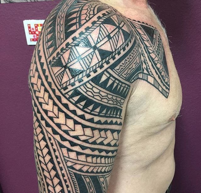 点击大图看下一张：强大的波利尼西亚元素纹身袖子几何纹身图案