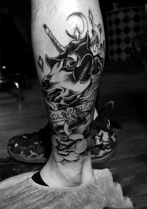 点击大图看下一张：黑白马头像小腿图案