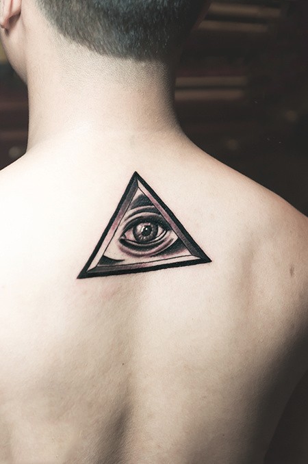 点击大图看下一张：男生后背三角眼纹身图案