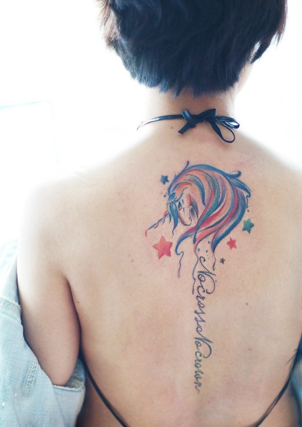点击大图看下一张：女生后背彩虹独角兽纹身图案