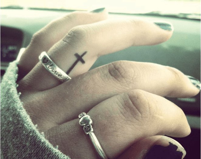 点击大图看下一张：10款手指关节上精细的小纹身图案