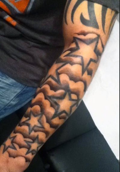 点击大图看下一张：多款包含五角星图案的男性纹身图片