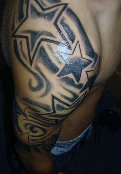 点击大图看下一张：多款包含五角星图案的男性纹身图片