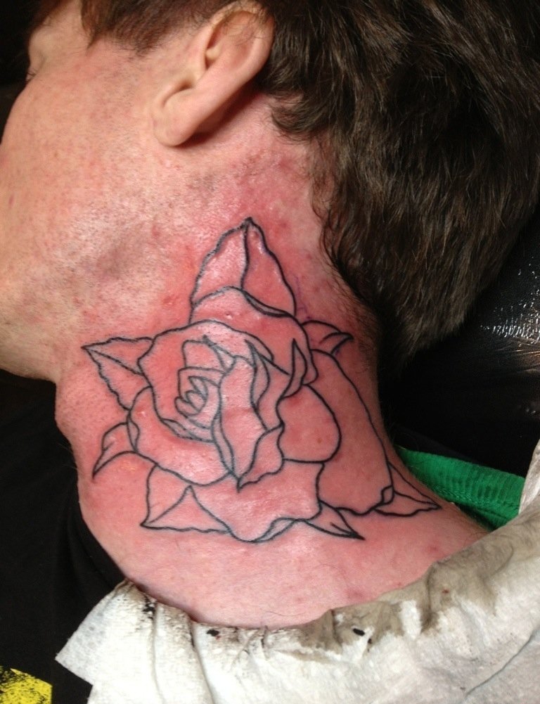 点击大图看下一张：多款脖子上的夸张的大花朵纹身图案