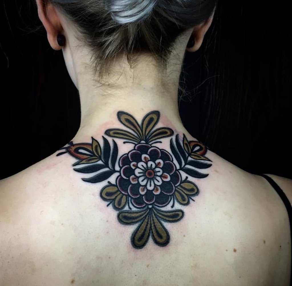 点击大图看下一张：多款脖子上的夸张的大花朵纹身图案