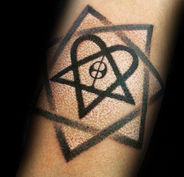 点击大图看下一张：多款男性奇特的心形似五角星标记纹身图案