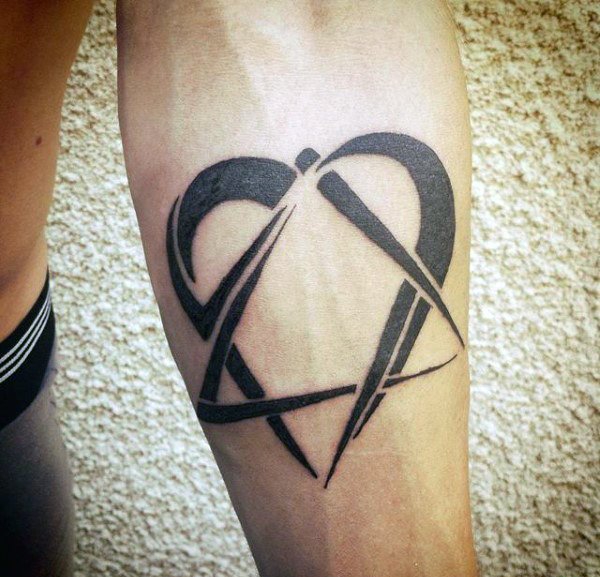 点击大图看下一张：多款男性奇特的心形似五角星标记纹身图案