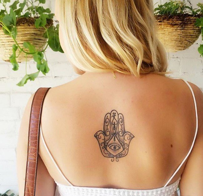 点击大图看下一张：多款女孩背上漂亮的法蒂玛之手纹身图案