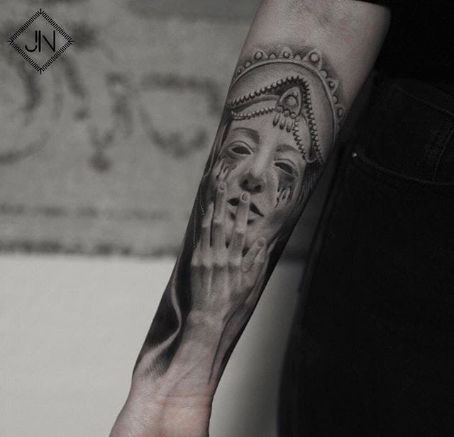 点击大图看下一张：非常奇特的黑灰色的超现实主义风格纹身图案