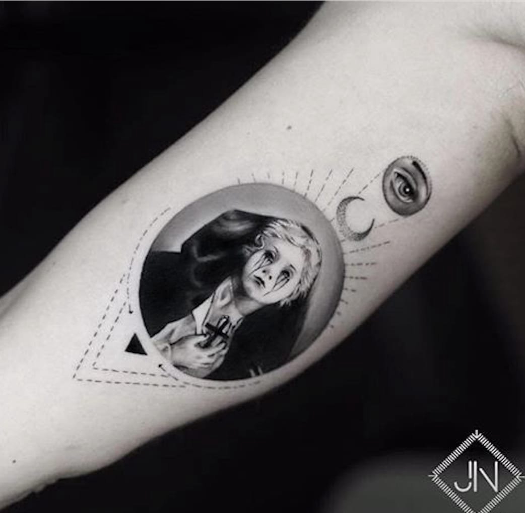 点击大图看下一张：非常奇特的黑灰色的超现实主义风格纹身图案