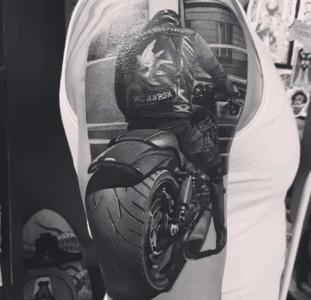 点击大图看下一张：黑灰色超现实主义纹身图案来自纹身师丹尼斯