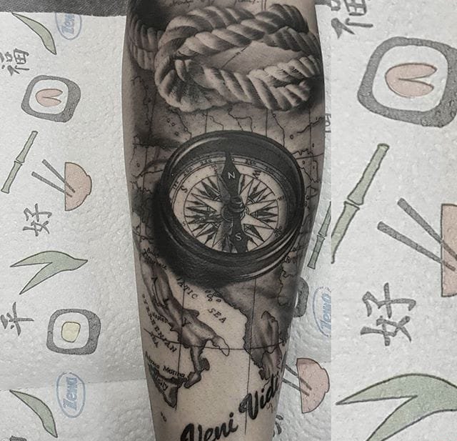 点击大图看下一张：黑灰色超现实主义纹身图案来自纹身师丹尼斯