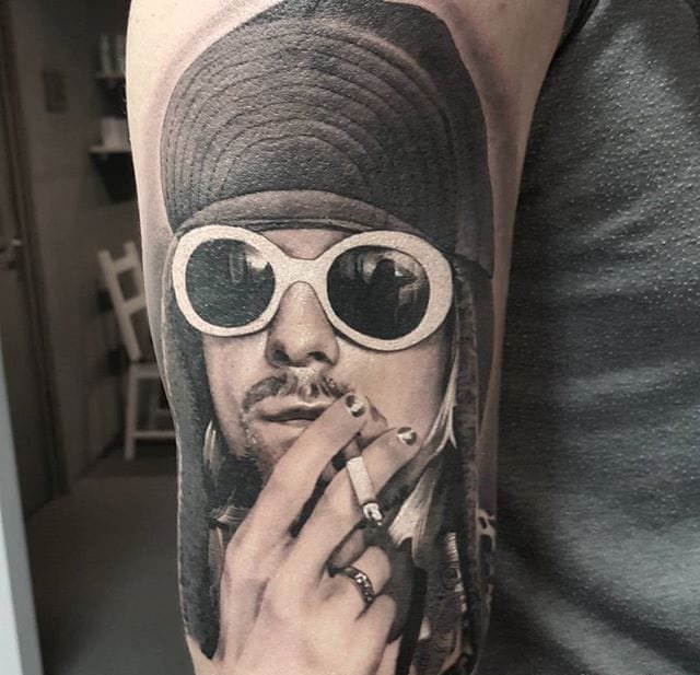 点击大图看下一张:黑灰色超现实主义纹身图案来自纹身师丹尼斯