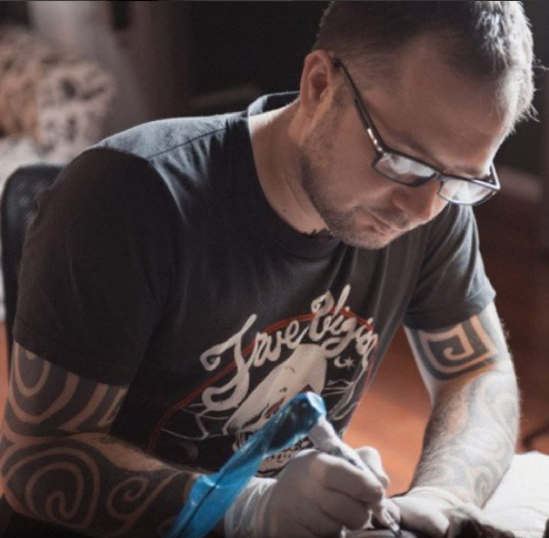 点击大图看下一张：黑灰色超现实主义纹身图案来自纹身师丹尼斯