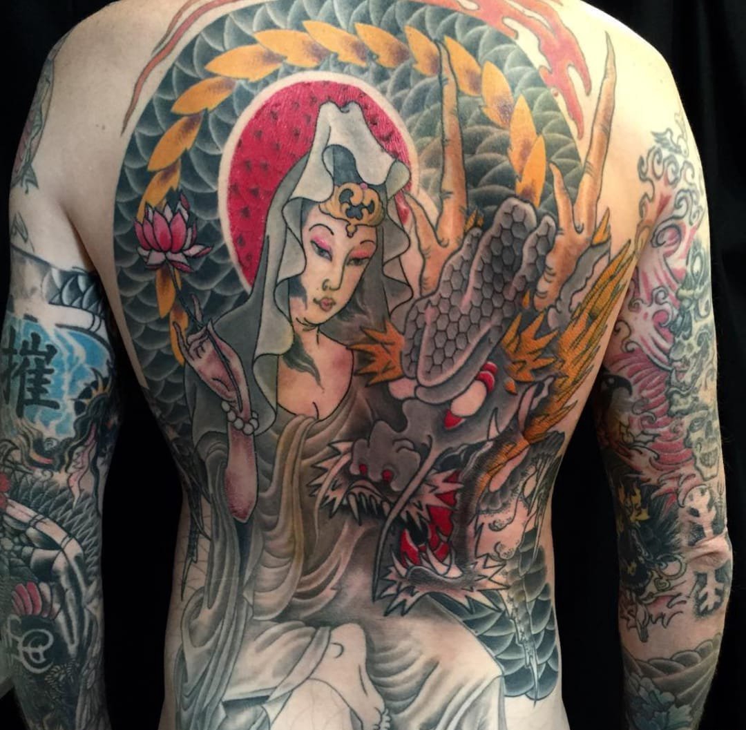 点击大图看下一张：几款帅气的大面积满背纹身图案来自约翰