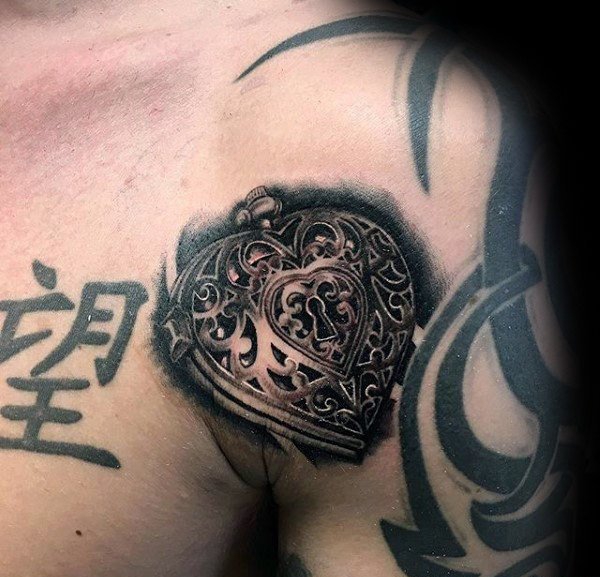 点击大图看下一张：男人胸部上多式样的锁头纹身图案