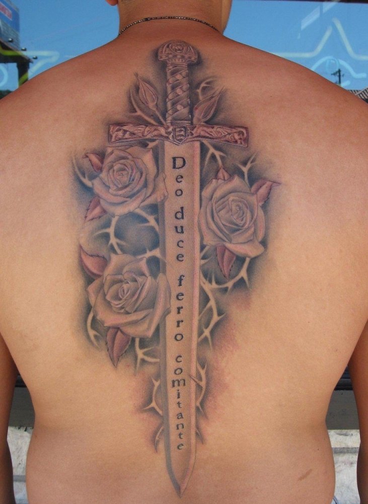 点击大图看下一张：男性背上的玫瑰花朵和宝剑纹身图片