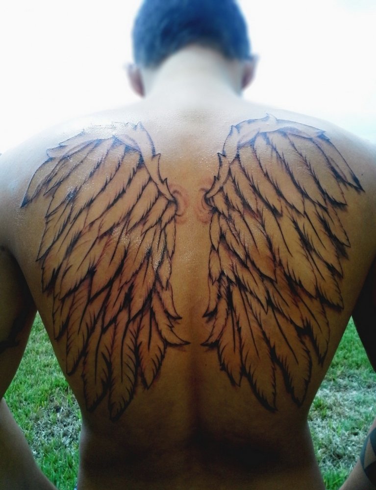 点击大图看下一张：男性背上帅气的天使翅膀纹身图案