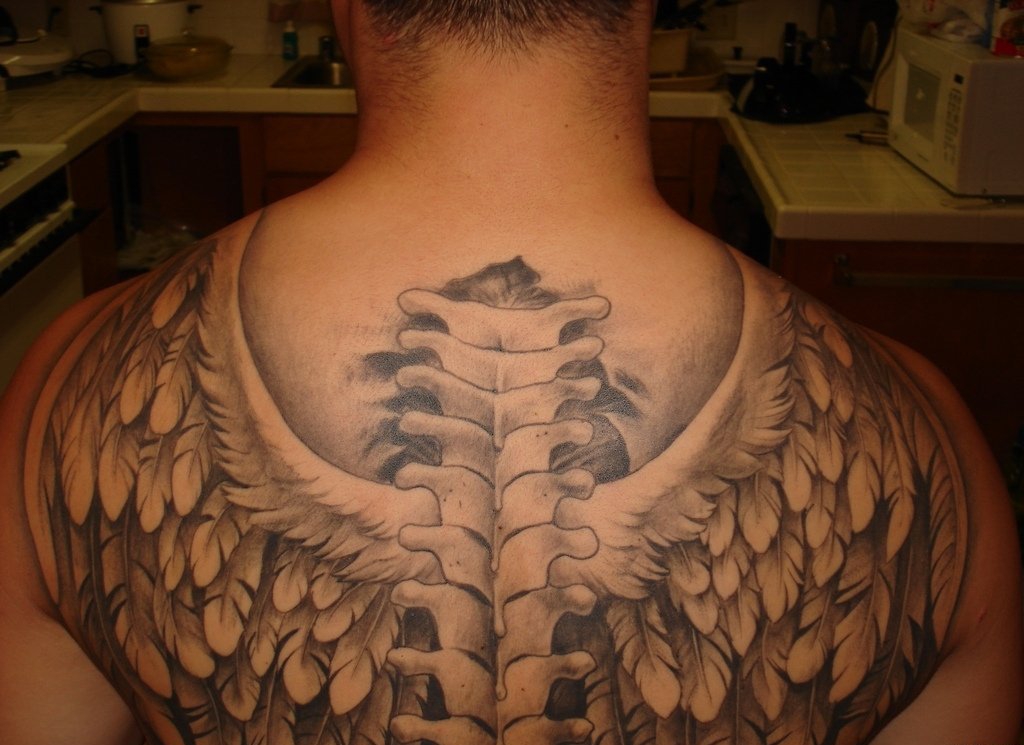 点击大图看下一张：男性背上帅气的天使翅膀纹身图案