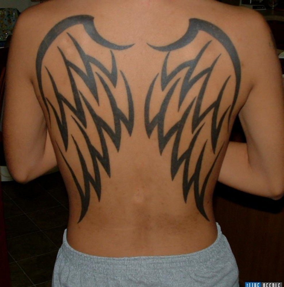 点击大图看下一张：男性背上帅气的天使翅膀纹身图案