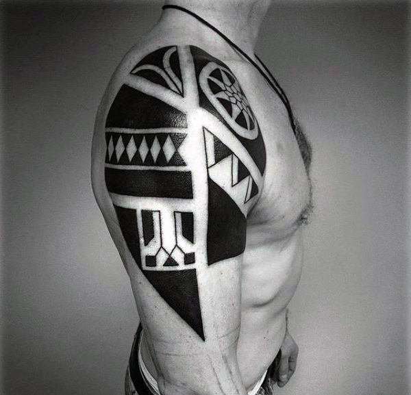 点击大图看下一张：男性大臂膀上强健有力的黑色部落图腾纹身图案