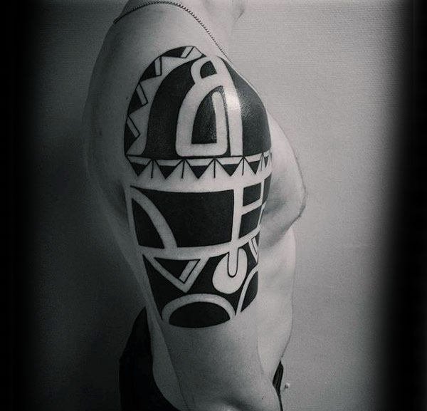 点击大图看下一张：男性大臂膀上强健有力的黑色部落图腾纹身图案
