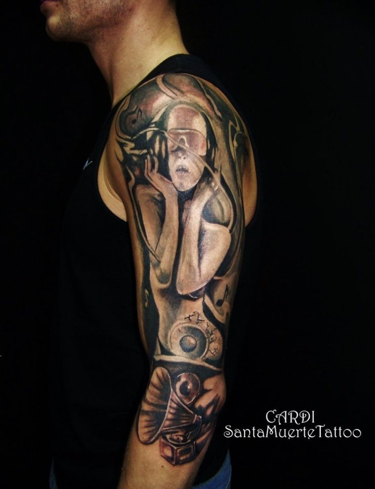 点击大图看下一张：男性手臂帅气的音乐符号主题纹身图案