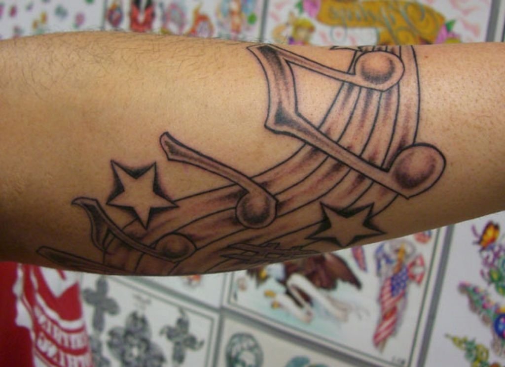 点击大图看下一张:男性手臂帅气的音乐符号主题纹身图案