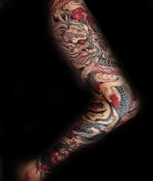 点击大图看下一张：男性腿上霸气的龙纹身图案
