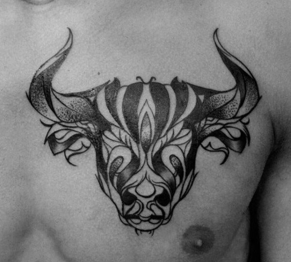 点击大图看下一张：男性胸前霸气的大牛头纹身图案