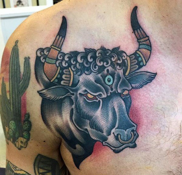 点击大图看下一张：男性胸前霸气的大牛头纹身图案