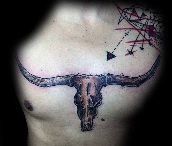 点击大图看下一张：男性胸前霸气的大牛头纹身图案