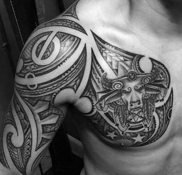 点击大图看下一张:男性胸前霸气的大牛头纹身图案