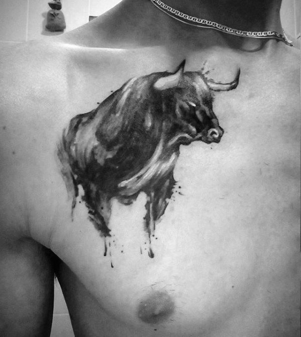 点击大图看下一张：男性胸前霸气的大牛头纹身图案