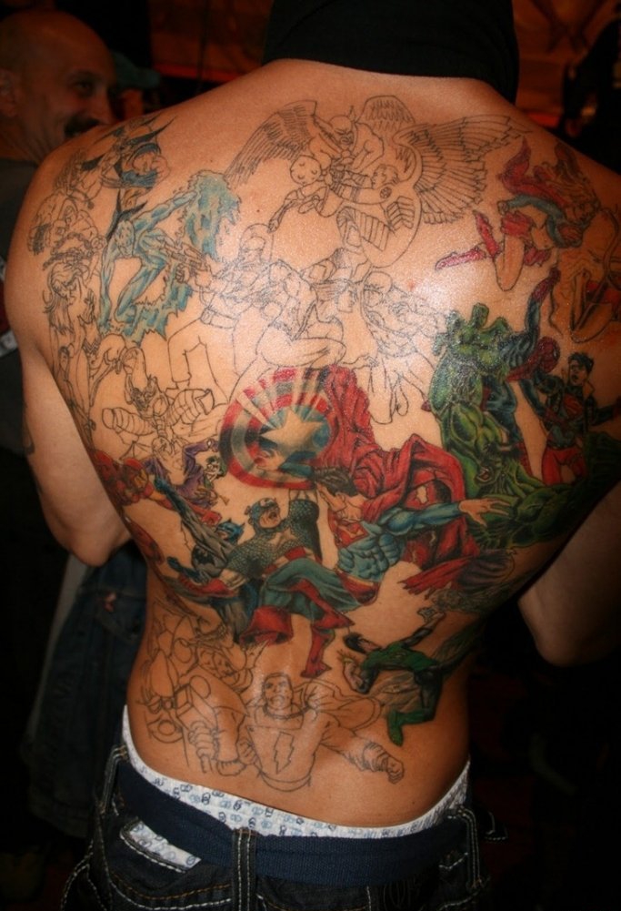 点击大图看下一张：男子满背各种卡通英雄人物纹身图片