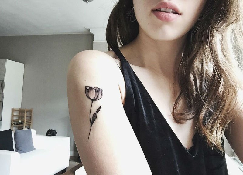 点击大图看下一张：女孩代表着爱的宣言寓意的郁金香花纹身图案
