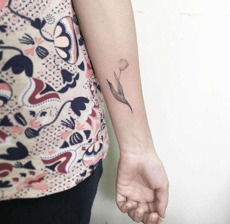 点击大图看下一张：女孩代表着爱的宣言寓意的郁金香花纹身图案