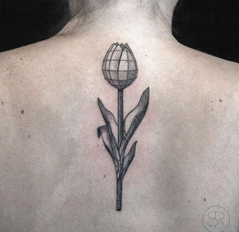 点击大图看下一张：女孩代表着爱的宣言寓意的郁金香花纹身图案