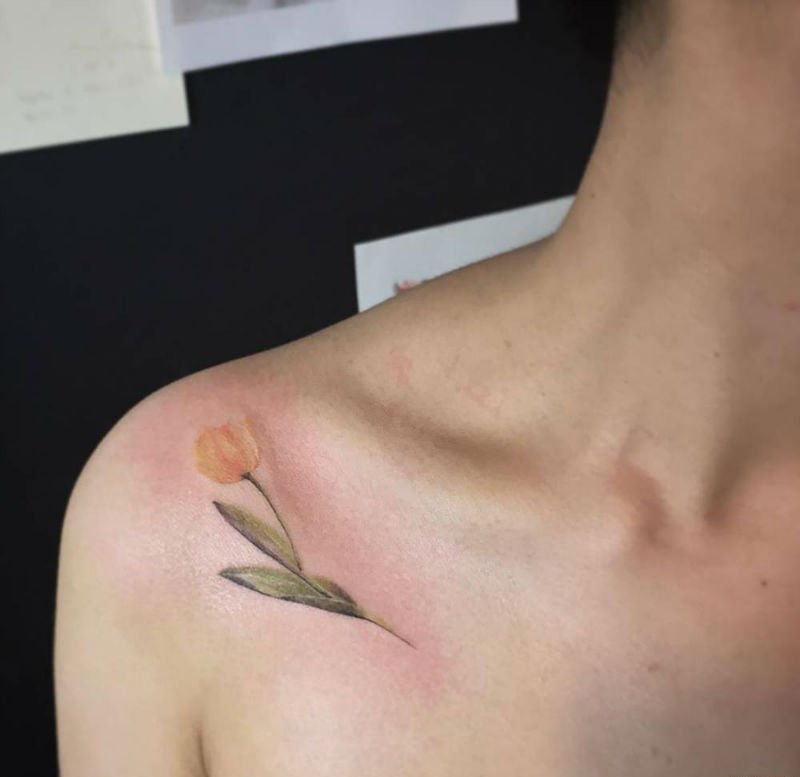 点击大图看下一张：女孩代表着爱的宣言寓意的郁金香花纹身图案