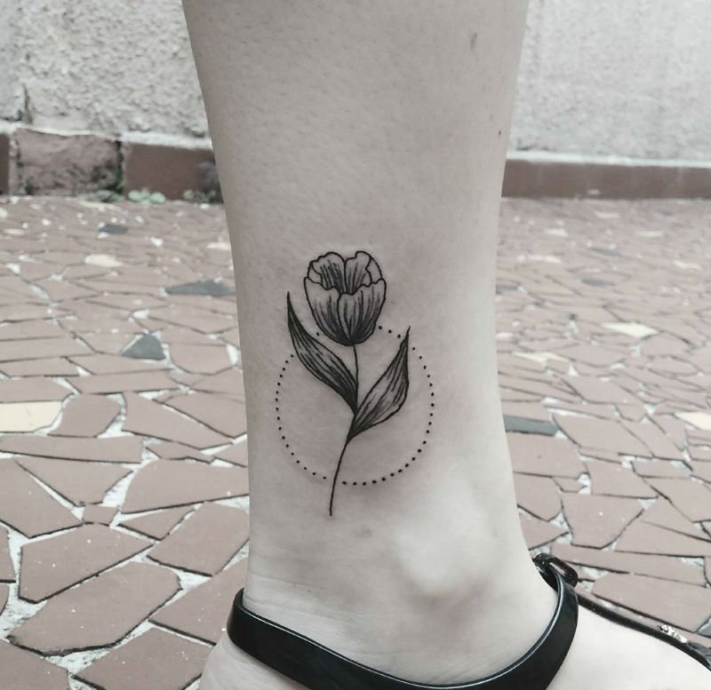 点击大图看下一张：女孩代表着爱的宣言寓意的郁金香花纹身图案