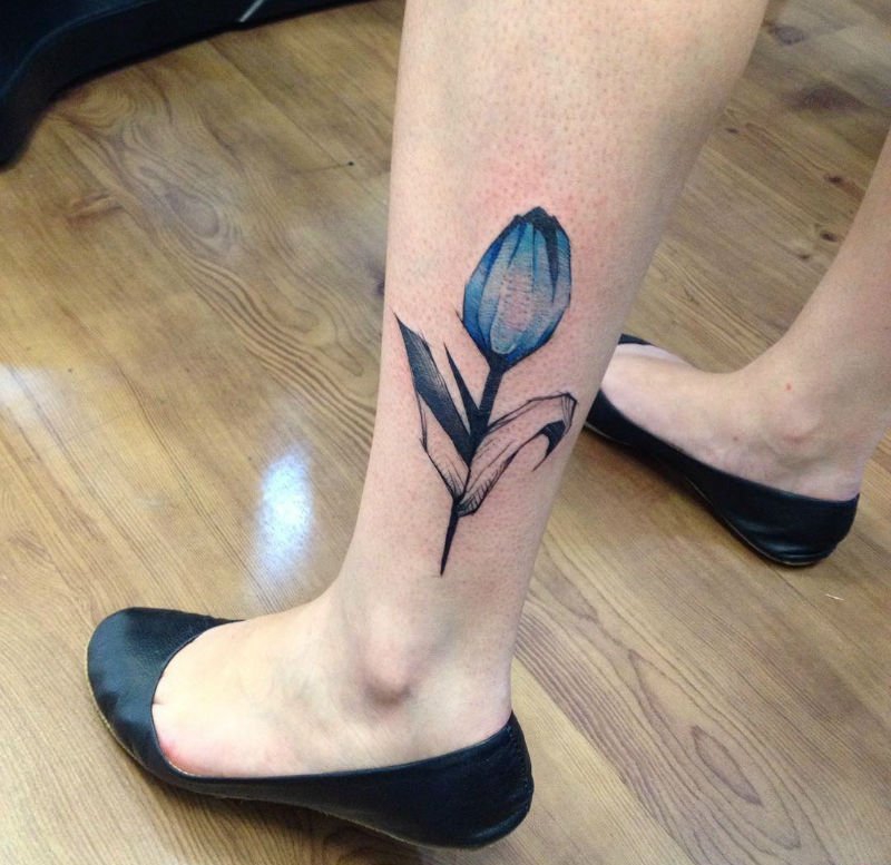 点击大图看下一张：女孩代表着爱的宣言寓意的郁金香花纹身图案